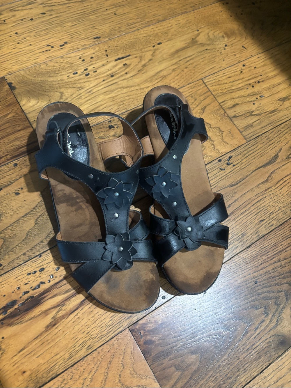 Thom McAn Women’s Black Leather  Floral T-Strap Sandals Size 9.5